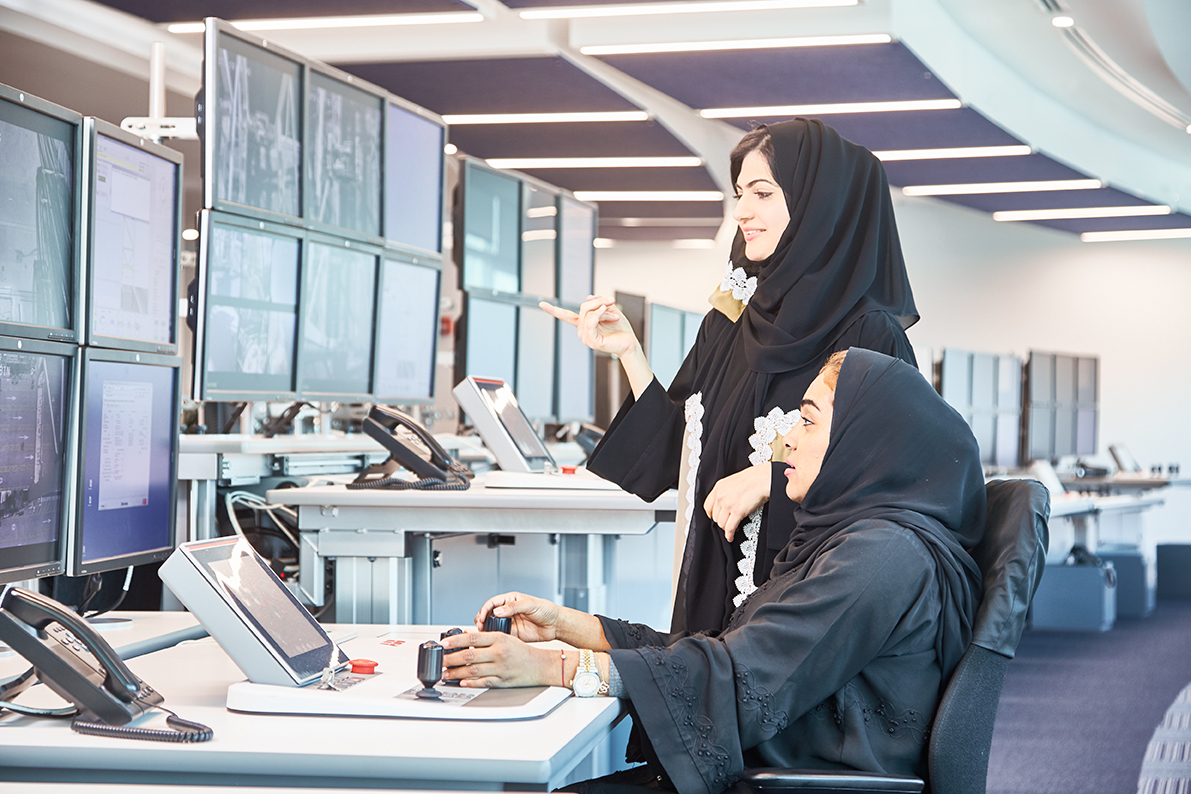 ABBMarine's tweet photo. In #CargoTerminals, moving crane operations from the crane cabin high above ground to an office environment is not only safer. It also opens up for a more diverse workforce, be it age, gender or different physical abilities.
Check out our stories here: https://t.co/SbFgMc2aEr. https://t.co/rjDHdVp149