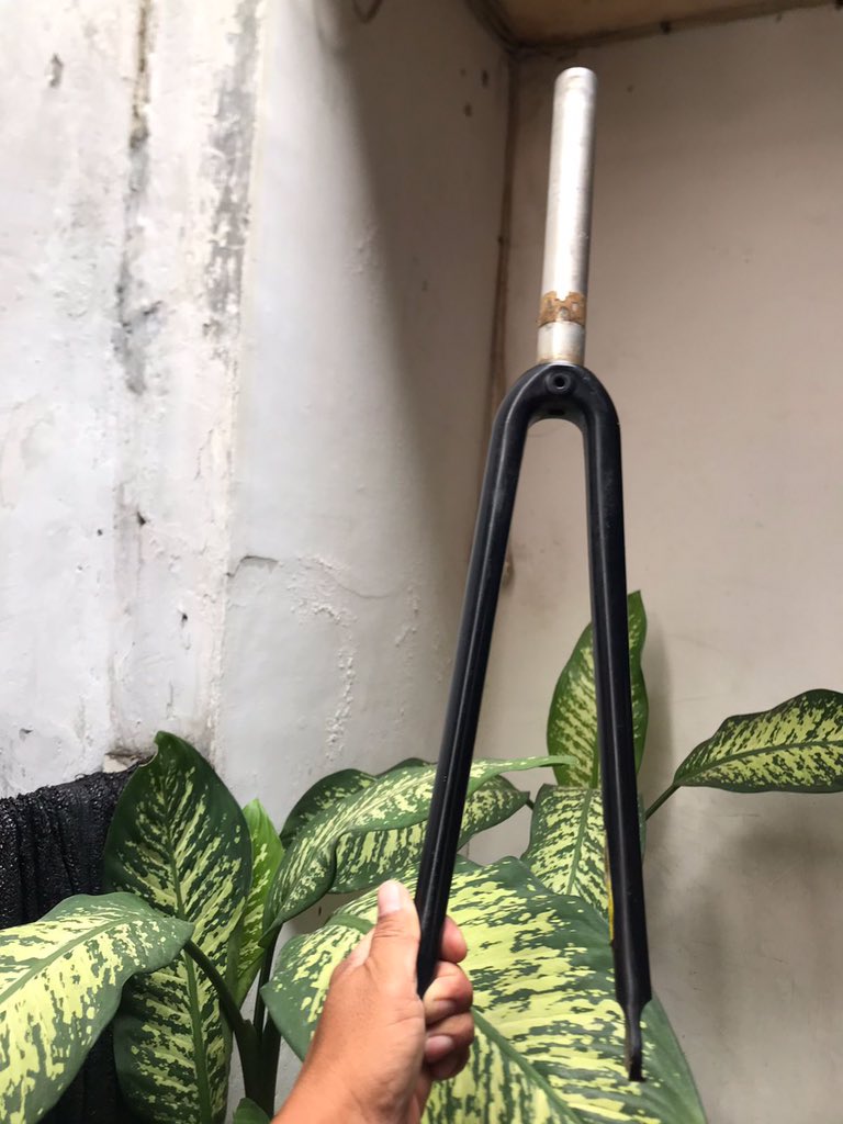 #fnfjb #wts for sale fork karbon ex specialized rim brake max 700x28.
Steer tube alumunium panjang 20 cm. Kondisi bagus no crack no dent. Lokasi jakarta barat.