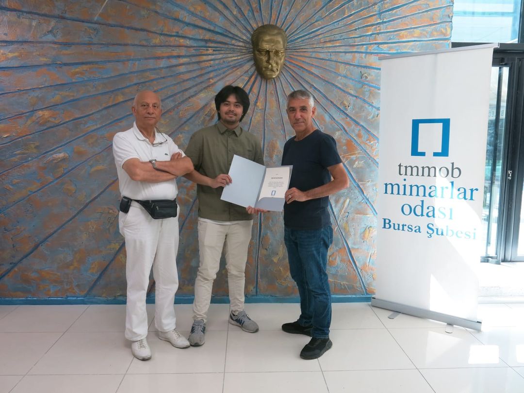 MOBursaSubesi's tweet image. Yönetim Kurulu Sekreter Üyemiz H.Aşkın ŞENCAN ve Staj Komisyonu Üyemiz Derya KANGAL, staj programını  25.08.2023 itibariyle tamamlayan Kevin RAYHANES&apos;a katılım belgesini takdim ettiler.
#stajprogramı
@TMMOB1954 @MimarlarOdasi_T
