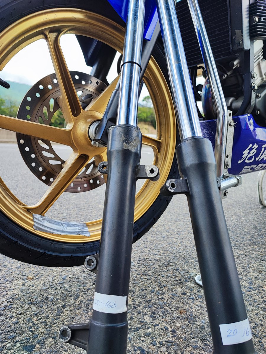 zetcho_kango's tweet photo. ファイナルはショートで前脚をしなやかに。燃調は85~95%まで刻んで良い所を探る。失火病は完治してるし練習マシンとして秀逸。勝負はライダーの範疇🤣
#CBR125R
#JC39 https://t.co/5tTDEeVrYy