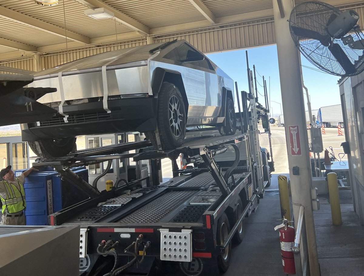 👽🛻 The Tesla Cybertruck: Confusion turned excitement as onlookers mistook it for an alien spaceship! Its unique design captivates the public, revolutionizing the EV landscape. #Tesla #Cybertruck #AlienEncounter #EVDesign
