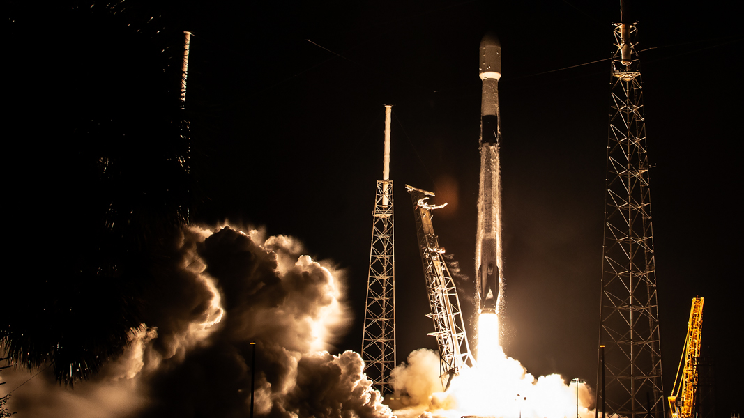 🚀📡 SpaceX launches 22 Starlink satellites, totaling over 5,000 in orbit. Falcon 9 lands safely, expanding coverage for ambitious Starlink network! #SpaceX #Starlink #Connectivity #Milestone