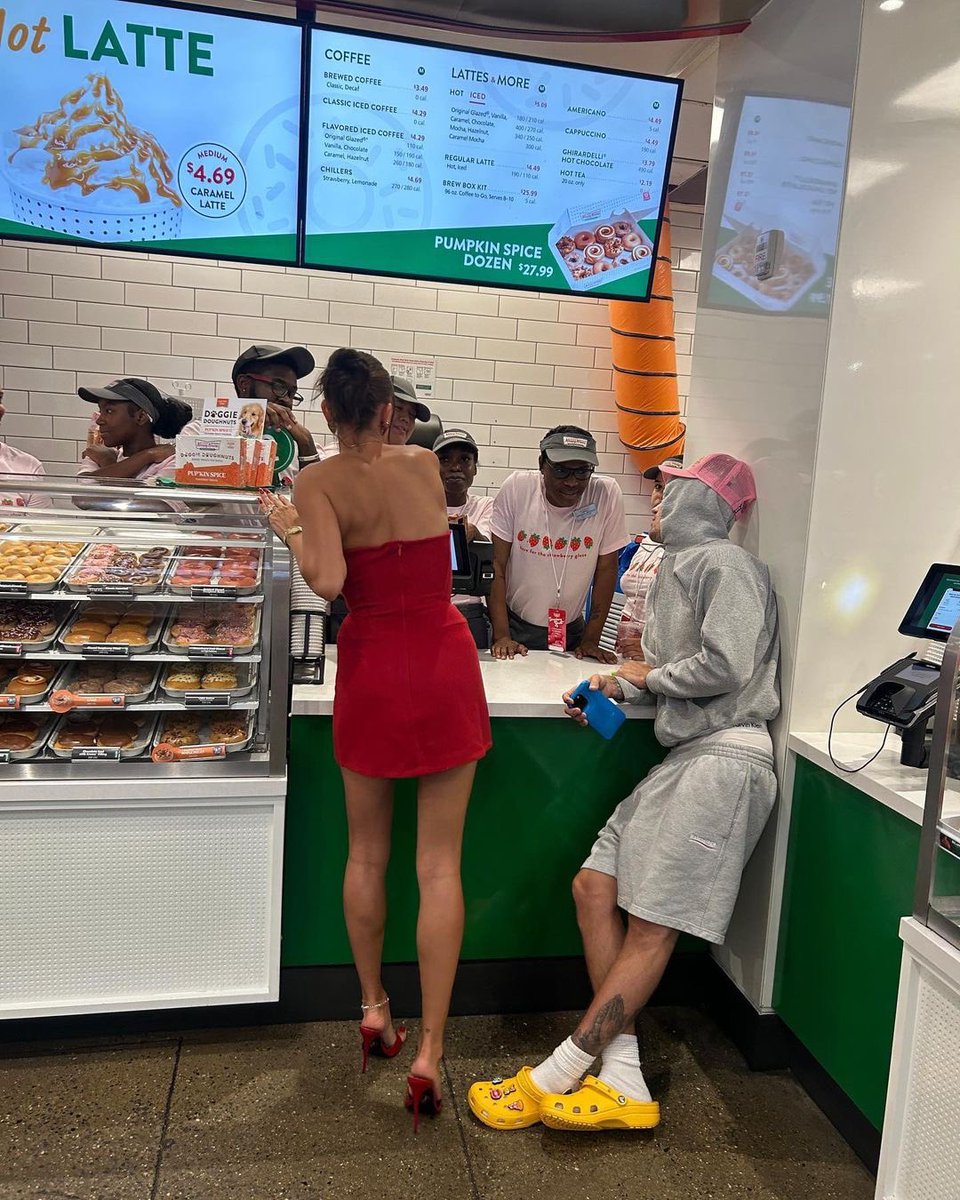 BieberDailyFR's tweet photo. "😍😍😍baby girl with the @rhode @krispykreme STRAWBERRY GLAZEEE"

justinbieber via instagram https://t.co/rJWDsRko2e