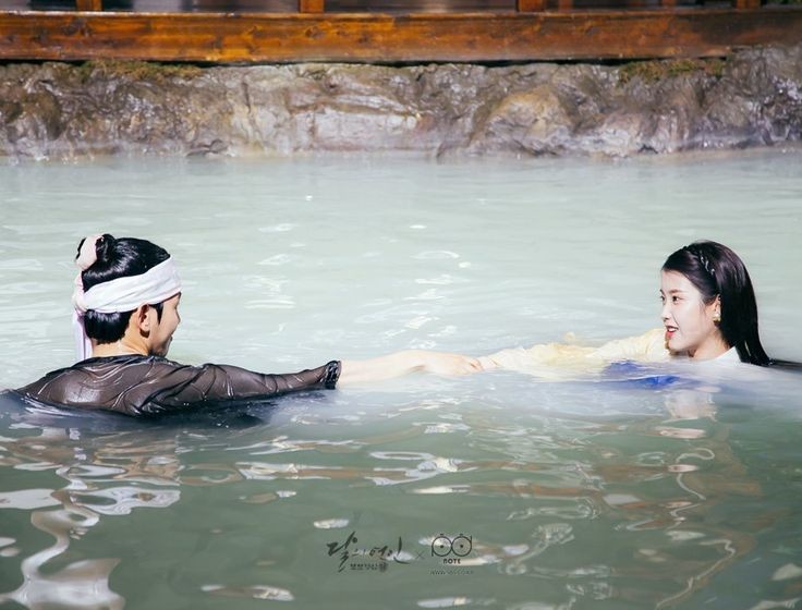 BOXIANx's tweet photo. did you know that the boy iu saved in the first ep of moon lovers was baekhyun? that's why when she came to past world she meets baekhyun (wang eun) in the pool 👀🤍 https://t.co/BjdxnCNkOj