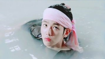 BOXIANx's tweet photo. did you know that the boy iu saved in the first ep of moon lovers was baekhyun? that's why when she came to past world she meets baekhyun (wang eun) in the pool 👀🤍 https://t.co/BjdxnCNkOj