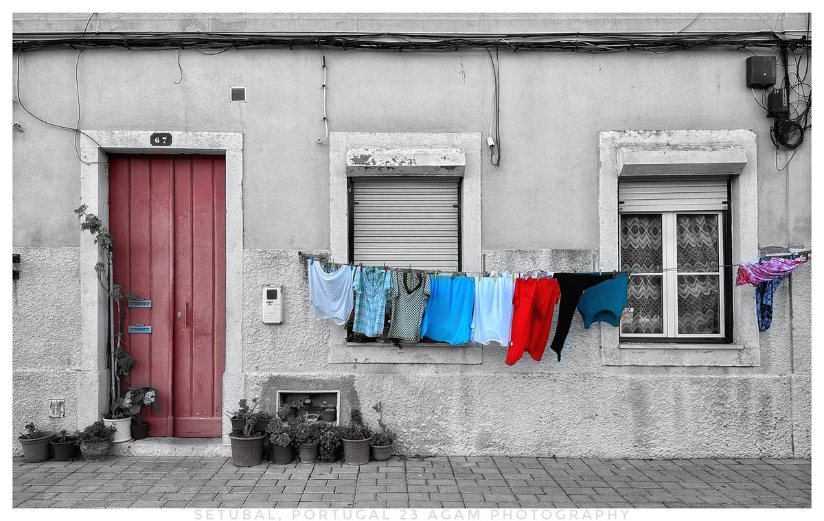 “El arte de tender la ropa. Simbolismo y tradición entre colores y olor a suavizante en las calles colmadas de Sol y salitre. Setúbal, Portugal 23” #alfonsogamerogamero 

 #portugal #travel #setúbal #setubal #setubalportugal🇵🇹 #photography #hangingclothes #ropatendida