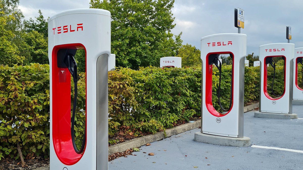 TodosElectricos's tweet photo. Tesla ofrece Superchargers GRATIS para todos hoy de 9:00 a 00:00, independiente de la marca de tu coche.

¡No es un error!