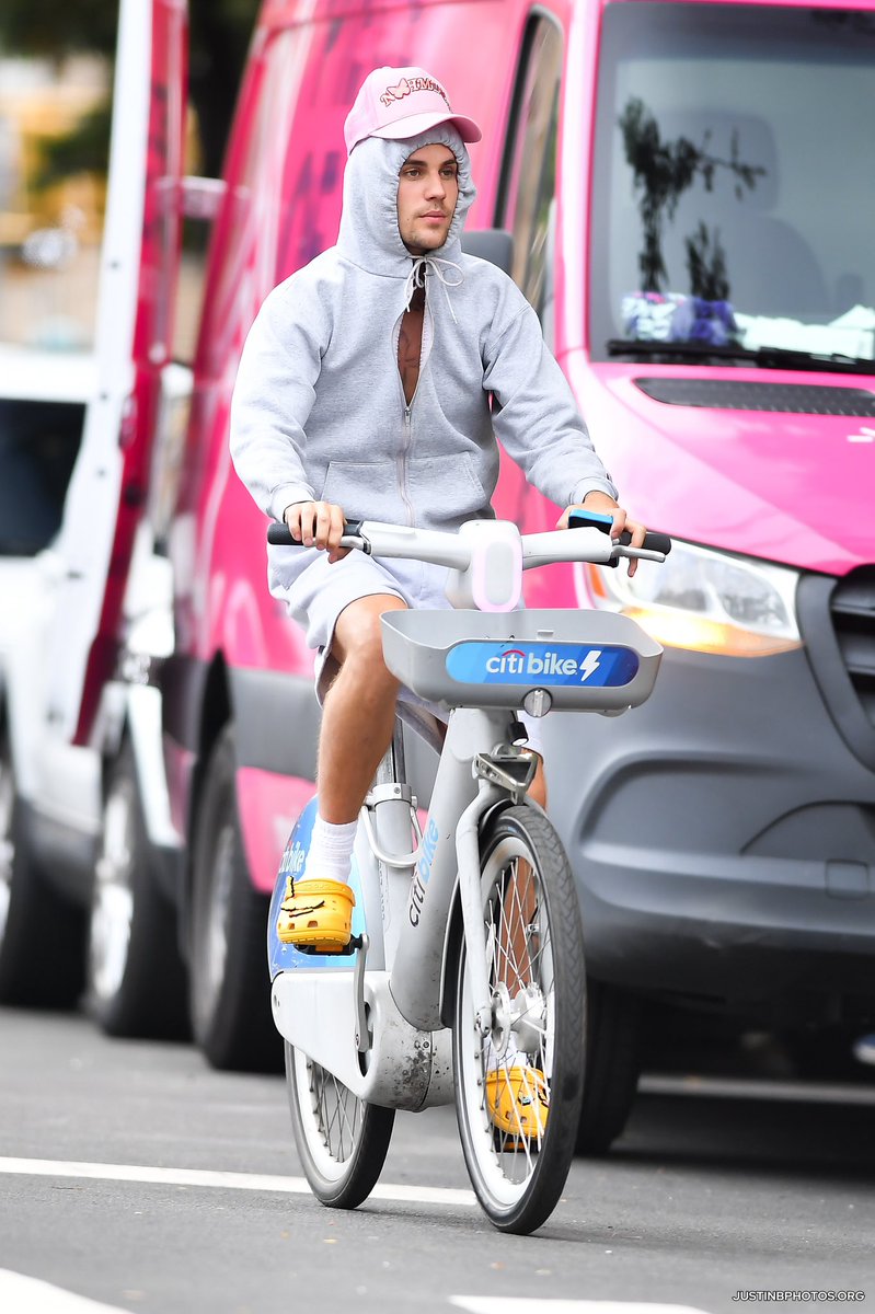 BieberDailyFR's tweet photo. Justin dans New York, hier. (28/08) (5) https://t.co/I0Zo1M4vEZ