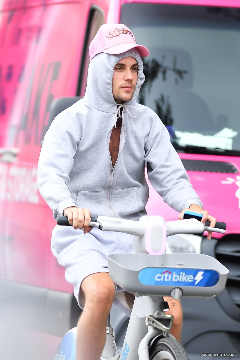 BieberDailyFR's tweet photo. Justin dans New York, hier. (28/08) (5) https://t.co/I0Zo1M4vEZ