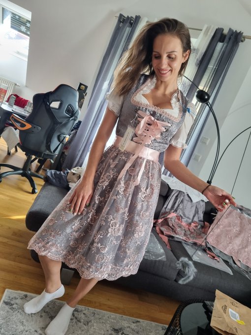 Ab auf die Wiesn 🥨 Welchen der beiden soll ich anziehen? 🤔 Entscheidet schnell, denn ich muss am Nachmittag<a href="/tag/selfie"class="tags"><span>#selfie</span></a><a href="/tag/portrait"class="tags"><span>#portrait</span></a><a href="/tag/face"class="tags"><span>#face</span></a><a href="/tag/curls"class="tags"><span>#curls</span></a><a href="/tag/pinklips"class="tags"><span>#pinklips</span></a><a href="/tag/greeneyes"class="tags"><span>#greeneyes</span></a>