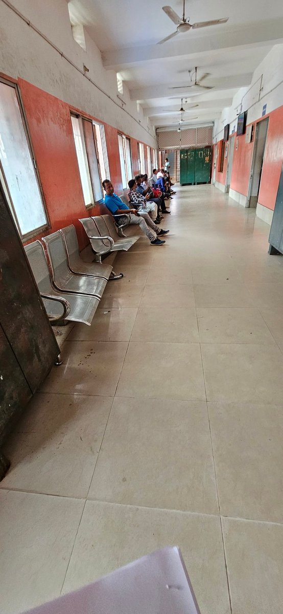 levyingkishan's tweet photo. @STAOdisha @rto_cuttack Review after a month 

Of the 7 benches 3 are still broken. People still spit and no cleaning of the windows. People should be fined for spitting in public places https://t.co/fi5gWdNuYF