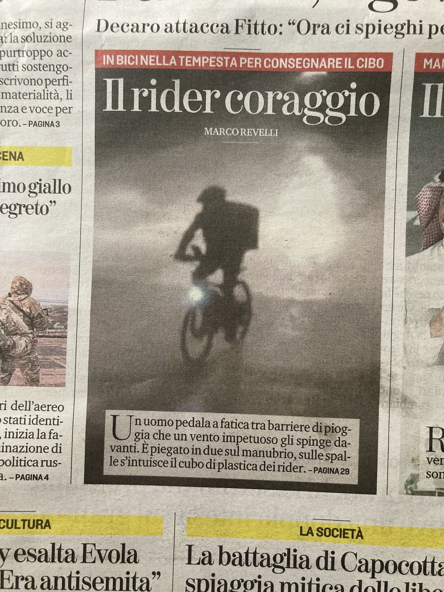 FilBarbera's tweet photo. Un rider nella tempesta per consegnare il cibo. 
1) come vi viene in mente di ordinare cibo a domicilio durante una tempesta?
2) perché non è vietato per legge?

Dati: circa 100.000 lavoratori del food delivery, il doppio dell’intero organico di Fiat Mirafiori anni ‘70. 
👇👇👇 https://t.co/19VvFC8EzR