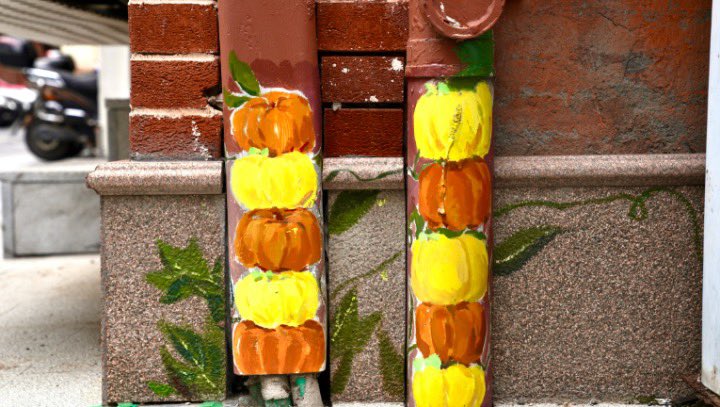 ShangchengVibe's tweet photo. Take a look at these cute bunnies and pumpkin dolls🐰🌼🎃They are like little elves that are tucked away in the street corners of Qingnianlu Community, located in Shangcheng District, #Hangzhou. The charming street graffiti has truly brought life and vibrancy to the streetscape. https://t.co/p4RIeYx0XK