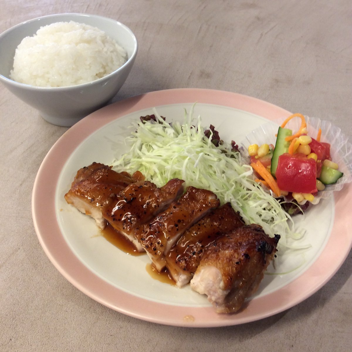arbo_kitchen's tweet photo. 本日のメニューは鶏の照り焼きです！

副菜には野菜のマリネがついて、彩りがとってもきれいです✨

#こども食堂 #アルボキッチン #クラシスホーム #孤食をなくそう #子ども食堂ネットワーク #フードパントリー #子ども食堂を応援したい https://t.co/aZAenIekJS