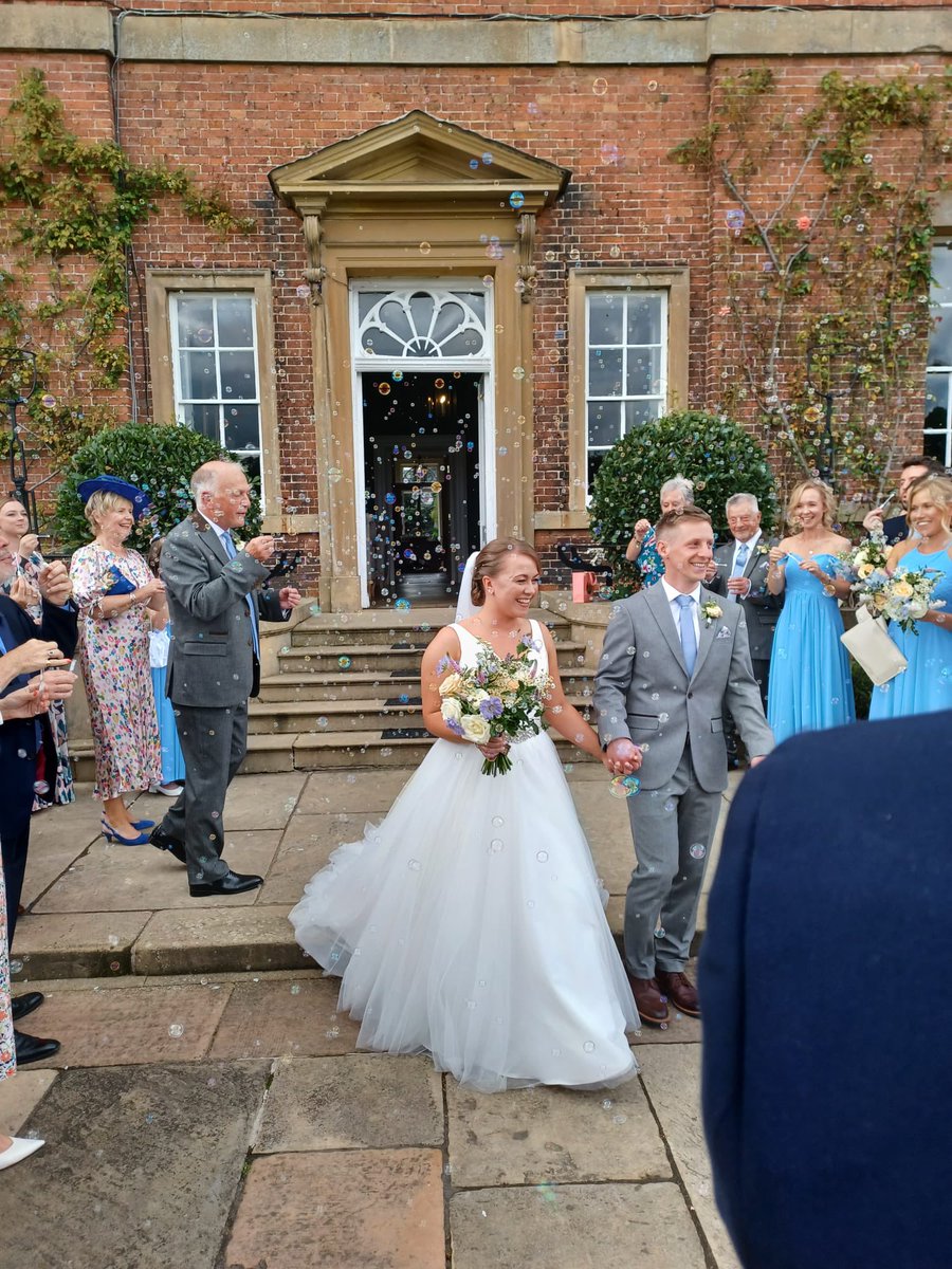 MrsCW_Geography's tweet image. Standard “I’m a teacher and I got married in the summer holidays” tweet #bestsummerever