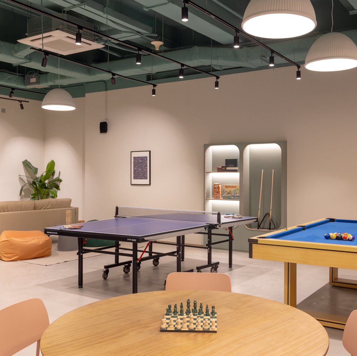 liveatweave's tweet photo. The Games Lounge at the new #WeaveStudios – #SaiYingPun is outfitted for you to interrupt the monotony of adulthood and blow off weekday stress in whatever way you choose:

🏓 ping pong
♟️ chess
🎮 video games
🎱 pool 

#WeaveLiving https://t.co/v3ju40txPm