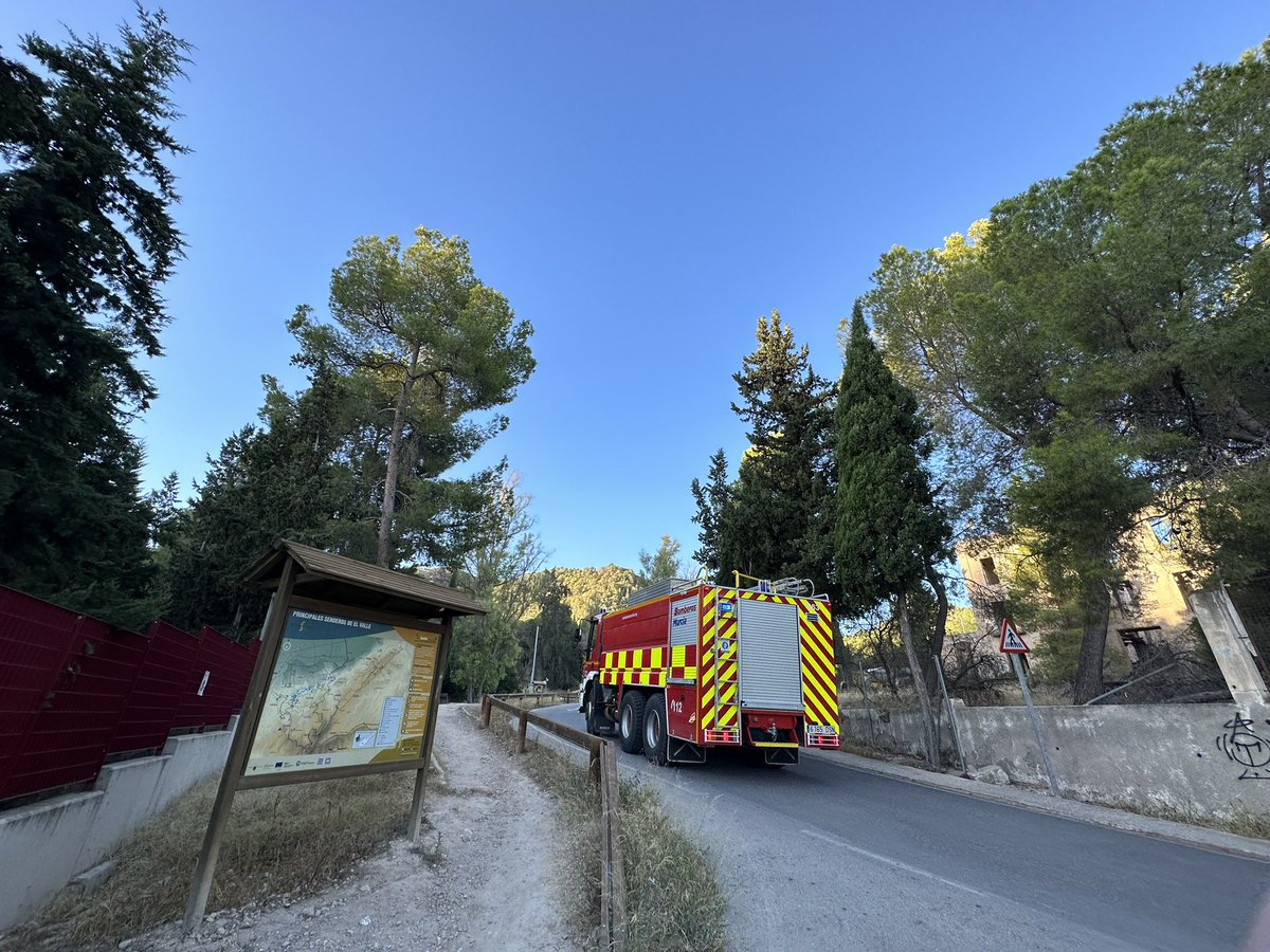Ballesta_Murcia's tweet photo. Los efectivos del #PlanInfomur, @BomberosMurcia, @aamm_murcia, brigadas forestales y @MurciaPolicia trabajan en el incendio declarado en el Valle Perdido, que ya se encuentra estabilizado.

Un helicóptero continúa refrescando el perímetro 🚁 https://t.co/lO5PsqWI94