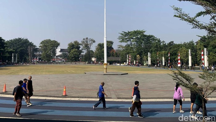detikHealth's tweet photo. #Foto Lapangan Gasibu tetap ramai oleh pengunjung yang berolahraga, sekalipun di hari kerja. Mereka berolahraga sambil menikmati suasana cerah Bandung pagi ini.
>> https://t.co/9cmOVhXbVs
#KotaBandung #Gasibu #detikhealth https://t.co/fliBvfuYem
