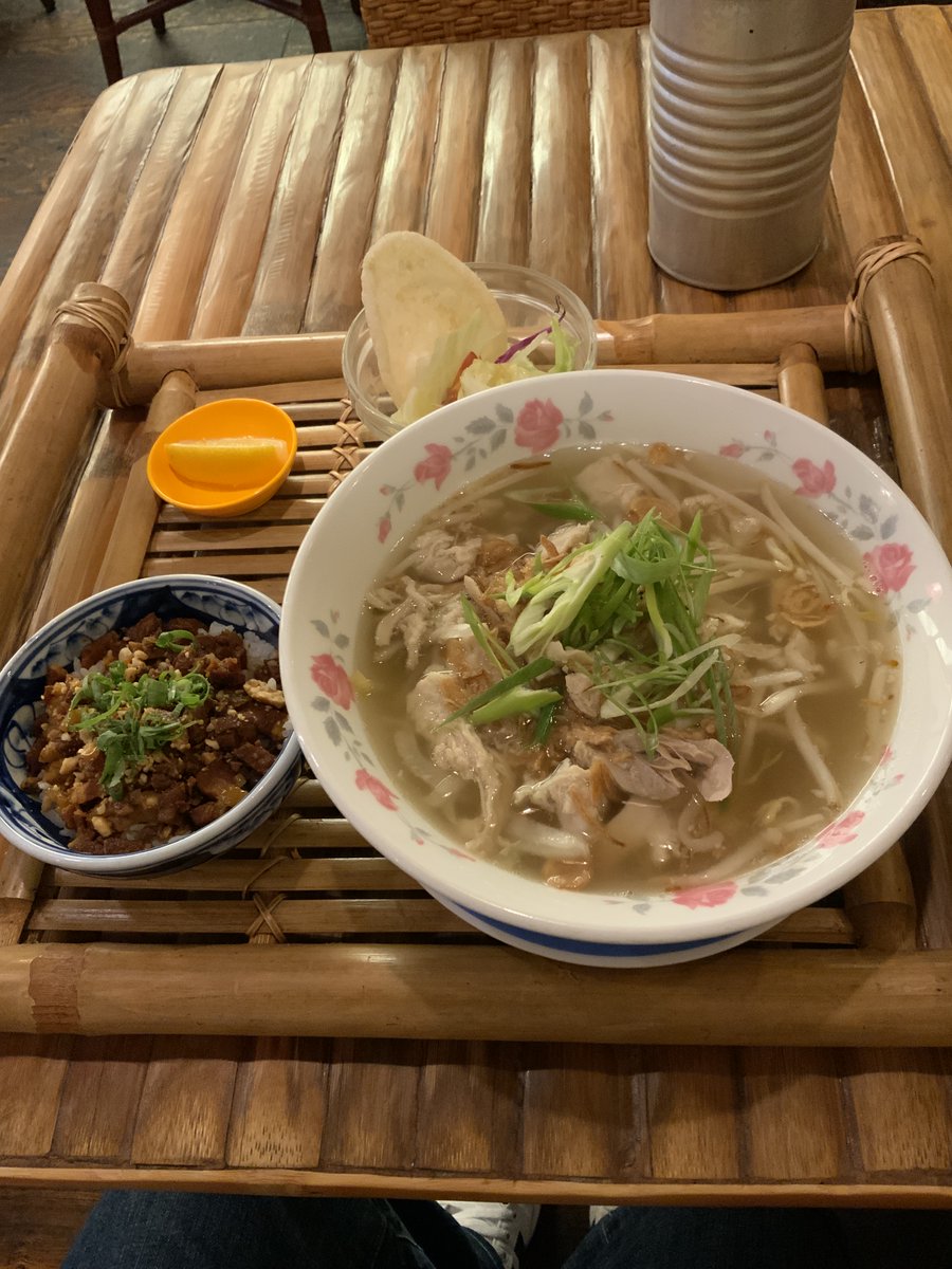 Bucydeu's tweet photo. コムゴン@東向商店街(奈良市)。
フォーガー(鶏肉のフォー)ランチを注文・完食。
数年ぶりにランチに寄った。相変わらずパクチー抜き。
良い意味で変わっていないサービスでした。
8月29日。
#雑感 #フォーガーランチ #ComNgon
#ベトナム料理 #奈良市 #東向商店街 https://t.co/JoRDCLJ9Mf