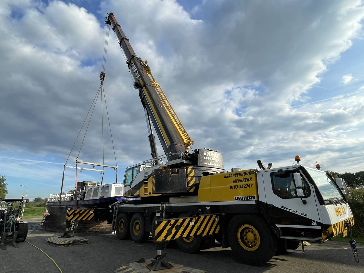 Vandaag start de restauratie en verduurzaming van het schip “Vos&Zn.” van @KinderdijkMills. Nadat de boot afgespoten is wordt hij getransporteerd naar de werf in Dordrecht. Vanaf volgend jaar vaart hij volledig elektrisch.