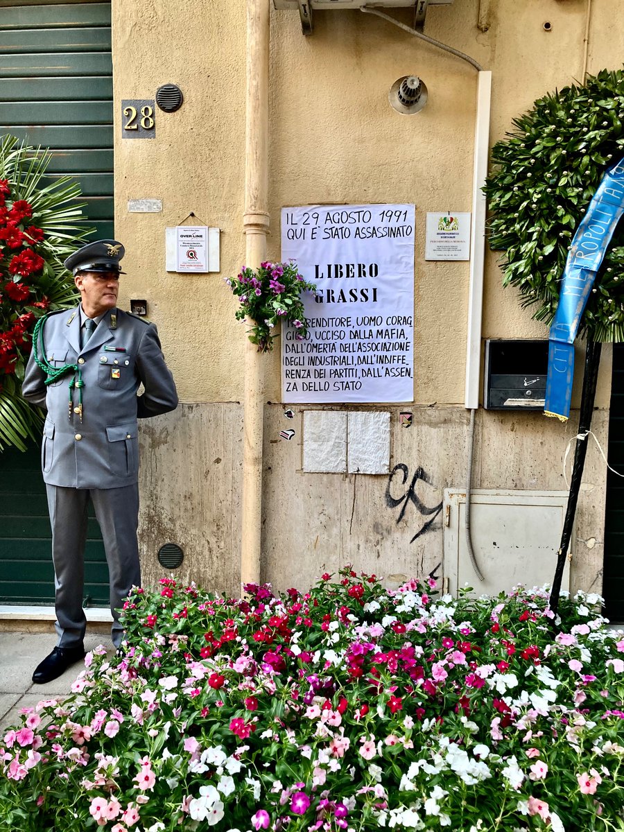 juliedeleant's tweet image. Commémoration à #Palerme des 32 ans de la mort de l’homme d’affaires Libero #Grassi, assassiné le 29 août 1991 par Cosa Nostra. Quelques mois plus tôt, il affichait publiquement son refus de payer le “pizzo”, la taxe mafieuse. (1/2)
