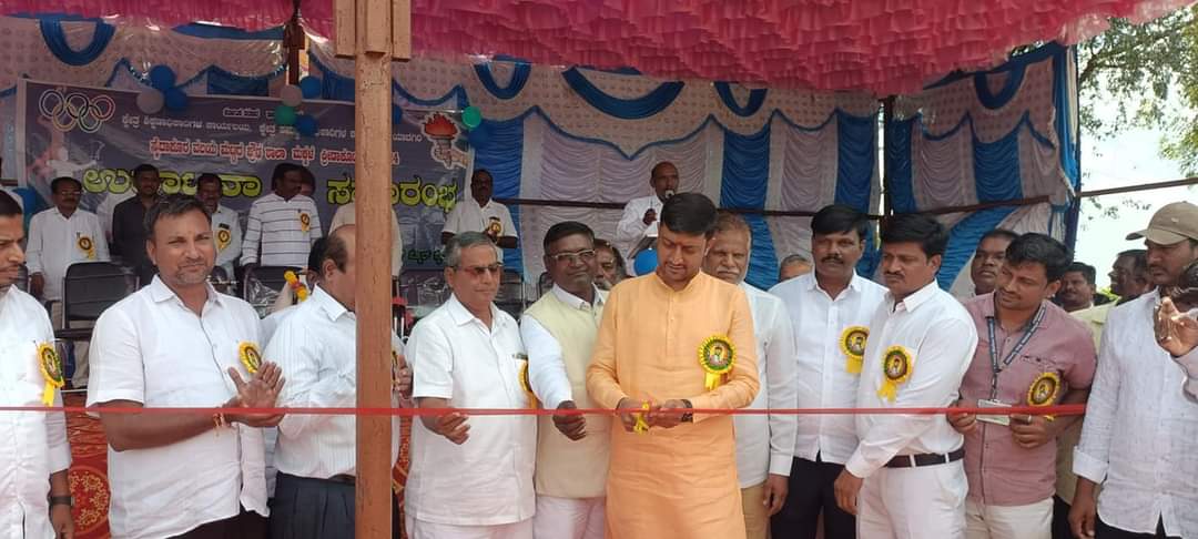 ManojKu10051313's tweet photo. ಇಂದು #ಗುರುಮಿಠಕಲ್ ಮತಕ್ಷೇತ್ರದ  #ಸೈದಾಪುರ್ ವಲಯ ಹೋಬಳಿ ಮಟ್ಟದ ಕ್ರೀಡಾ ಕೂಟವನ್ನು ಮಾನ್ಯ ಜನಪ್ರಿಯ ಶಾಸಕರಾದ ಶ್ರೀ @SN_Kandkur ಅಣ್ಣಾ ರವರು ಜ್ಯೋತಿ ಬೆಳಗಿಸುವ ಮೂಲಕ ಕಾರ್ಯಕ್ರಮ ಉದ್ಘಾಟಿಸಿದರು...
#sportsday2023 #SportsDayCelebration #sports https://t.co/j3IlYKI9F6