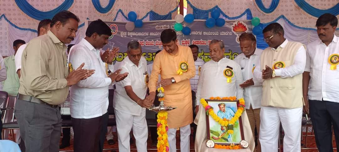 ManojKu10051313's tweet photo. ಇಂದು #ಗುರುಮಿಠಕಲ್ ಮತಕ್ಷೇತ್ರದ  #ಸೈದಾಪುರ್ ವಲಯ ಹೋಬಳಿ ಮಟ್ಟದ ಕ್ರೀಡಾ ಕೂಟವನ್ನು ಮಾನ್ಯ ಜನಪ್ರಿಯ ಶಾಸಕರಾದ ಶ್ರೀ @SN_Kandkur ಅಣ್ಣಾ ರವರು ಜ್ಯೋತಿ ಬೆಳಗಿಸುವ ಮೂಲಕ ಕಾರ್ಯಕ್ರಮ ಉದ್ಘಾಟಿಸಿದರು...
#sportsday2023 #SportsDayCelebration #sports https://t.co/j3IlYKI9F6