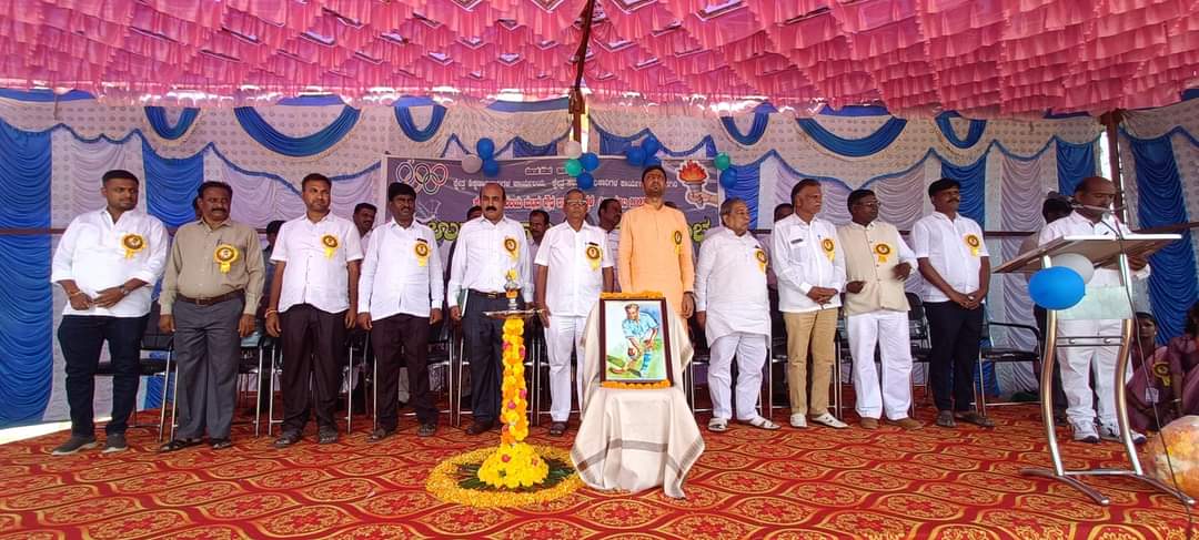 ManojKu10051313's tweet photo. ಇಂದು #ಗುರುಮಿಠಕಲ್ ಮತಕ್ಷೇತ್ರದ  #ಸೈದಾಪುರ್ ವಲಯ ಹೋಬಳಿ ಮಟ್ಟದ ಕ್ರೀಡಾ ಕೂಟವನ್ನು ಮಾನ್ಯ ಜನಪ್ರಿಯ ಶಾಸಕರಾದ ಶ್ರೀ @SN_Kandkur ಅಣ್ಣಾ ರವರು ಜ್ಯೋತಿ ಬೆಳಗಿಸುವ ಮೂಲಕ ಕಾರ್ಯಕ್ರಮ ಉದ್ಘಾಟಿಸಿದರು...
#sportsday2023 #SportsDayCelebration #sports https://t.co/j3IlYKI9F6