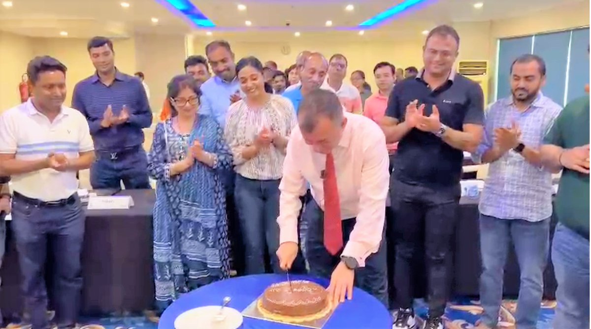 askhimanshurai's tweet photo. Heartfelt gestures make it all worthwhile! The surprise celebratory cake from our #GMPE participants in #Dubai, touched my heart deeply. It's moments like these that inspire me to drive @IIM_I to new heights and contribute to building a brighter future.
#IIMIat26 #IIMI #IIMIndore #Grateful