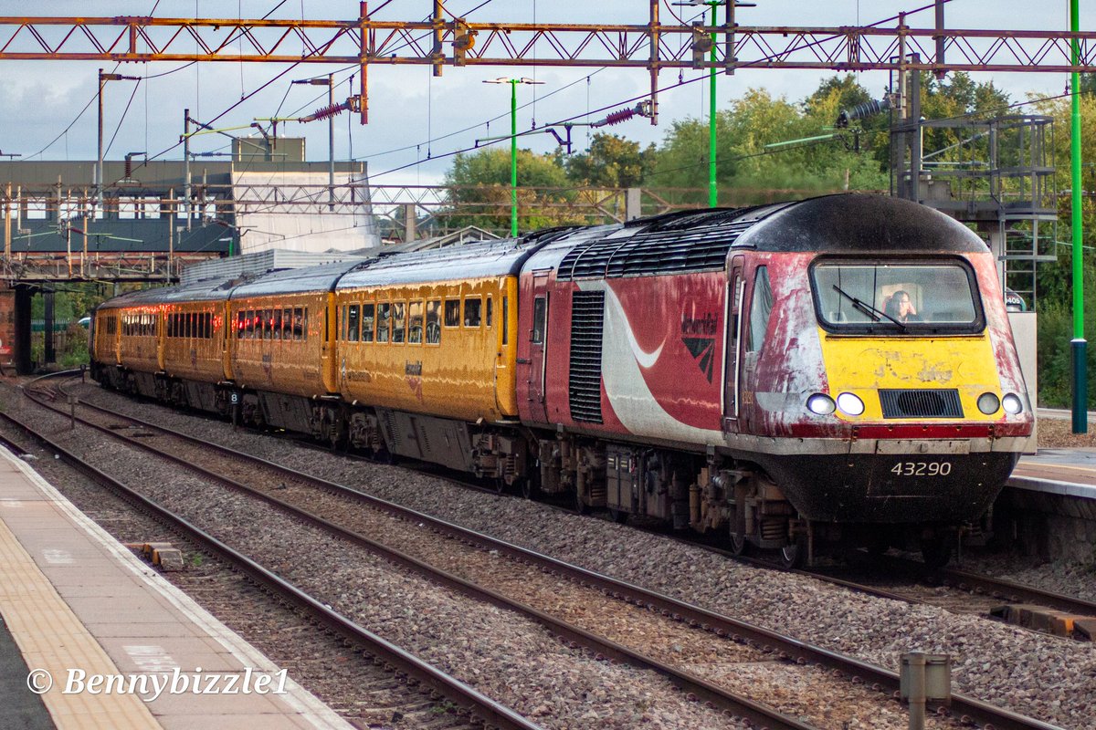Bennybizzle1's tweet image. #HighSpeedTuesday a very shabby looking 43290 heads a test train through Northampton station. Would be nice to see this painted to match the coaches in the rake. #HST