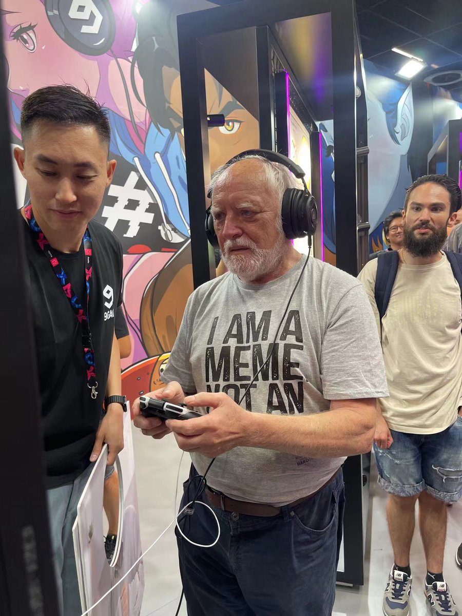 EKSAtech's tweet photo. The Meme Legend experienced our EKSA gaming headset in the 9GAG booth at Gamescom.πππ
#eksa #gamingheadset #eksaheadset #9GAGGameOn #9GAGgamescom #gamescom #9gag https://t.co/2bb5DsrgSA