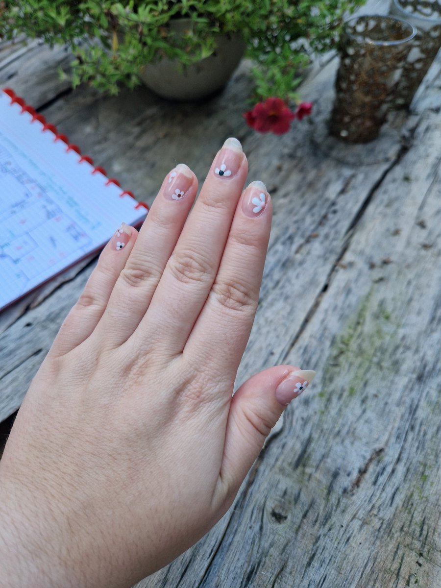 HomeMadeAnxiety's tweet photo. Painted little flowers on my nails https://t.co/U3GtoEWCbe