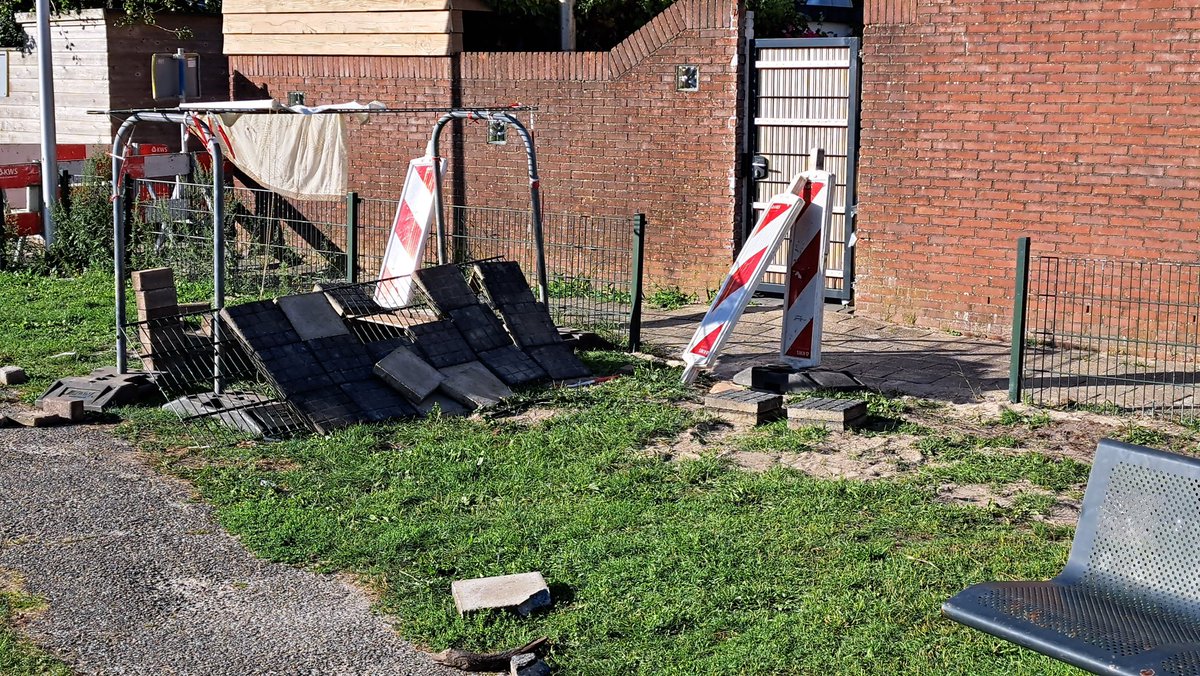 Ingekomen brief van een betrokken inwoner.
Het opknappen van de wijk Zeeburg werd al enige tijd geleden aangekondigd.
Wij bewoners mochten meepraten en meebeslissen over de inrichting van de wijk. Daar hebben ook wij gebruik van gemaakt

#helder #zichtbaar #betrokken #nzlokaal
