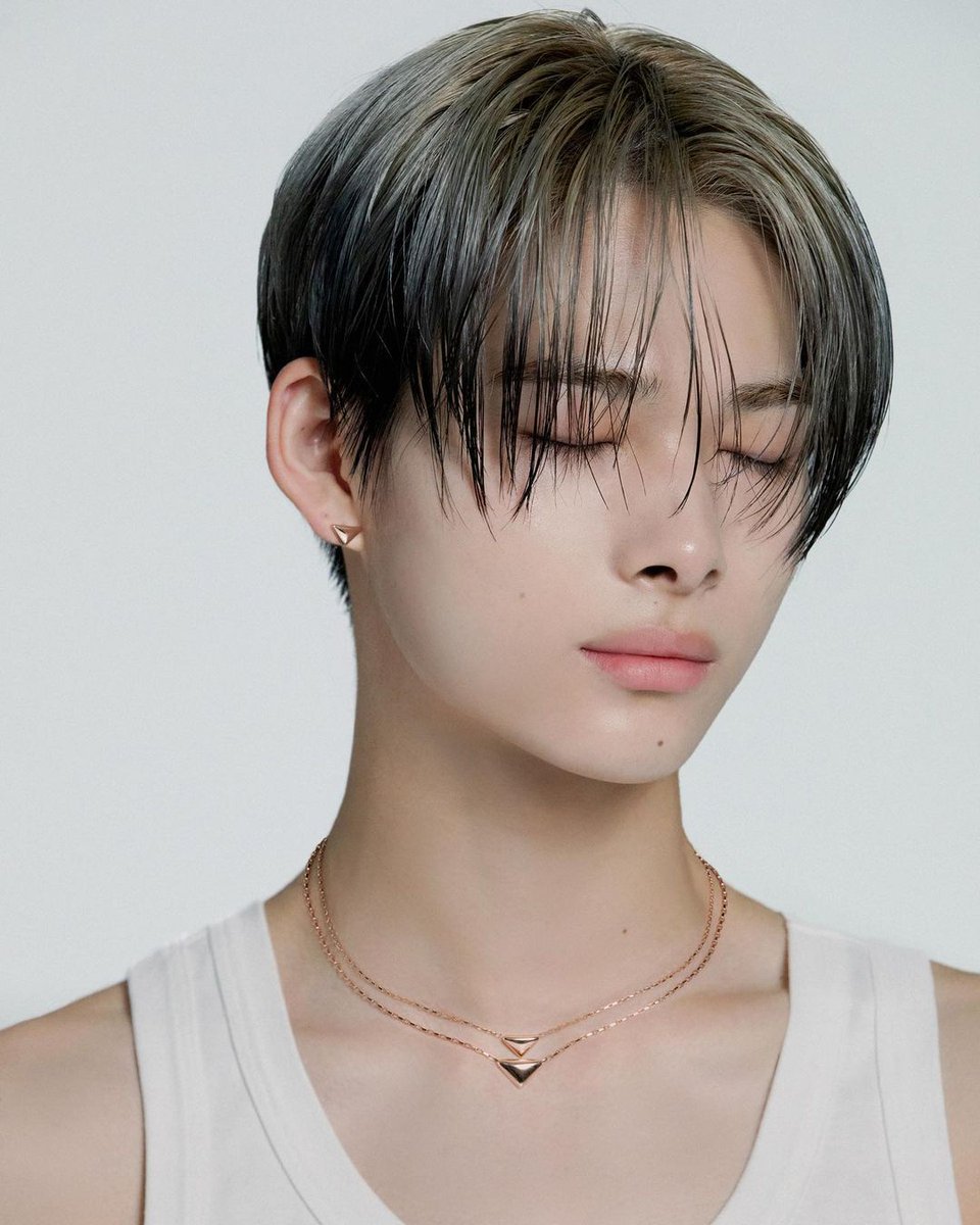 EnhypenPH's tweet photo. [IG] ENHYPEN Instagram Update

📝: Prada Eternal Gold new jewels🖤
@.prada #PradaFineJewelry #Prada

#NI_KI #니키 
#ENHYPEN #엔하이픈 https://t.co/GAW6YHO56p