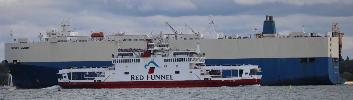 The #VehicleCarrier Silver Glory passing Calshot Spit yesterday, before heading up Southampton Water, where it crossed with the @RedFunnelFerry Red Falcon.

#Maritime #Shipping #ShipsInPics #Shipspotting #Ship #Ships