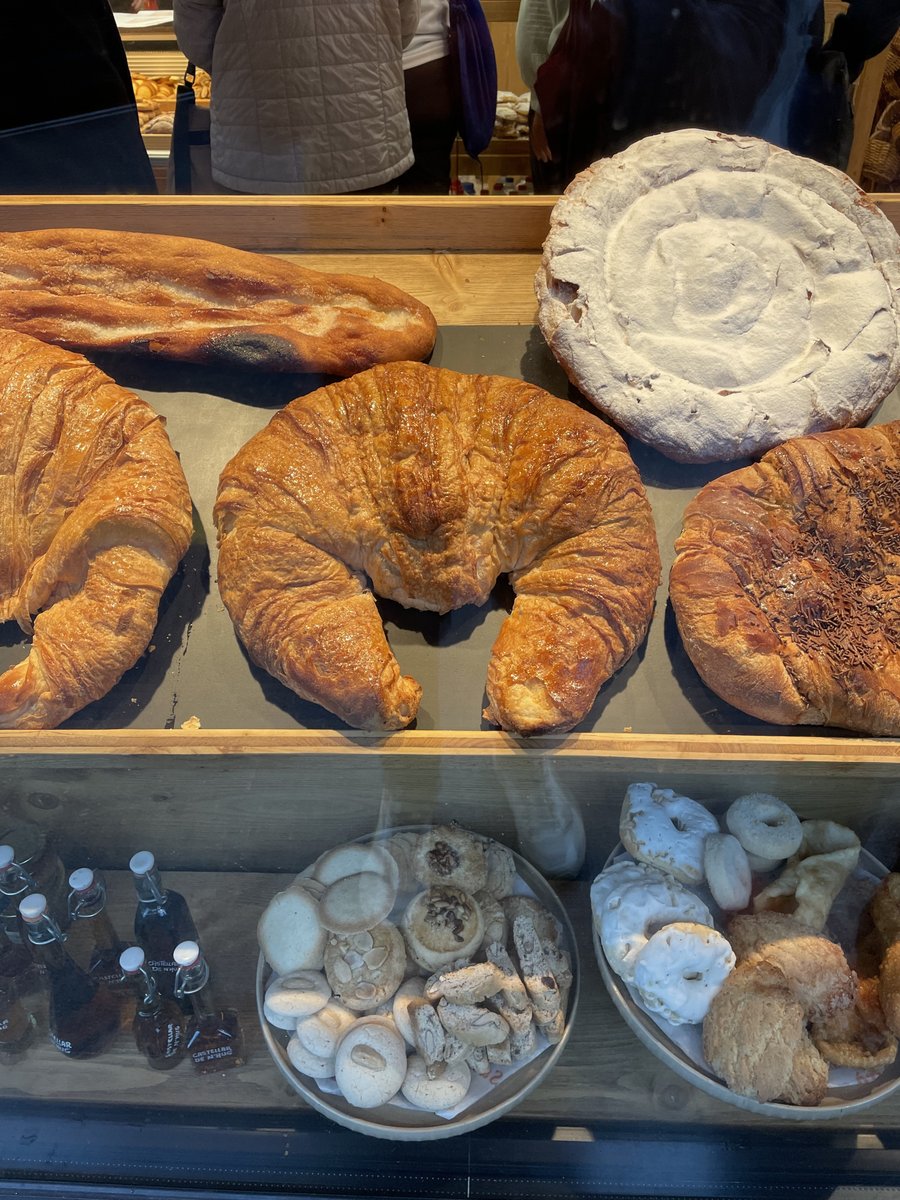 turistren_fgc's tweet photo. ☝️ Descobreix l'experiència de visitar Castellar de N'Hug! 

🥐 Nomenat l'any 1984 com un dels pobles més bonics d'Espanya, compta amb atractius turístics com Les Fonts del Llobregat o els tradicionals croissants gegants. 

📲 https://t.co/YXQ9kbe2O2 

#Turistren #TrenDelCiment https://t.co/xtYAVuc8gX