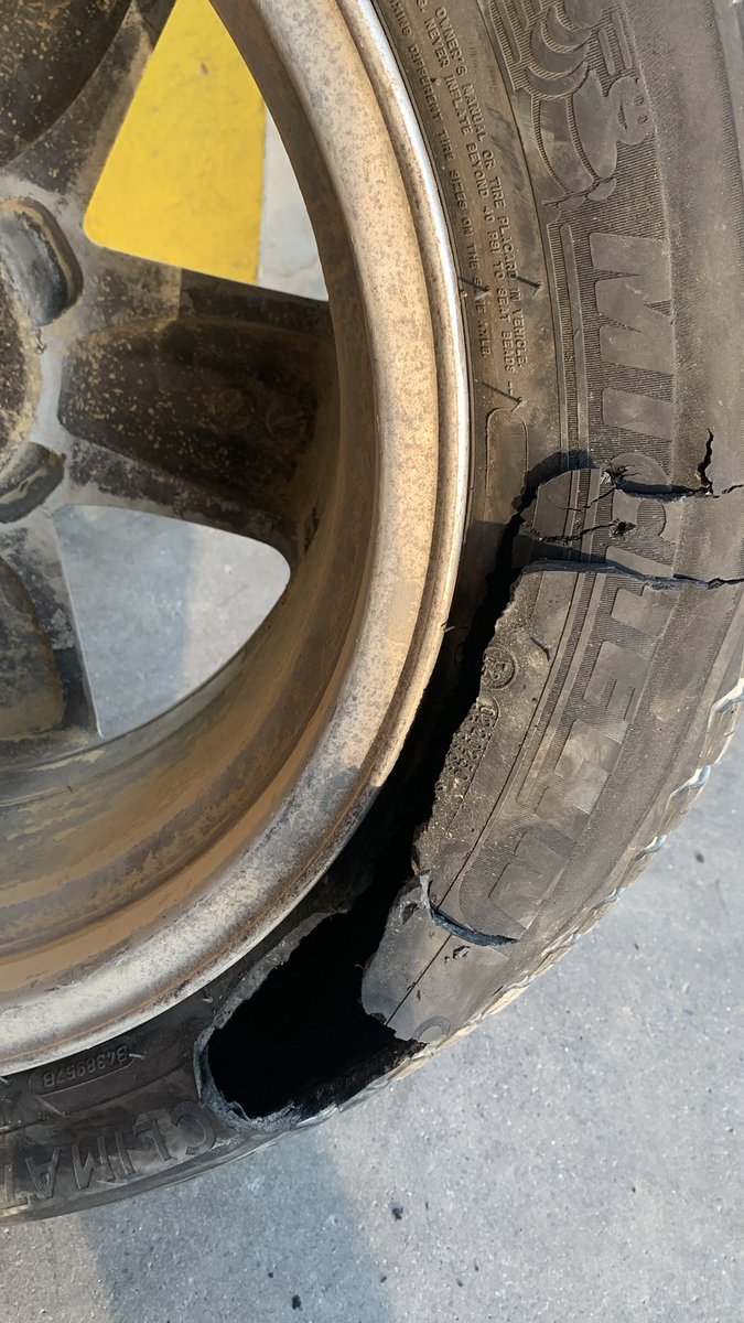 4 lastik sifir aliniyor ve kisa surede seyir halindeyken 3 lastik boyle parcalaniyor,bu lastikler boyle seyir halindeyken paylamasi normal mi? Bana ve Aileme bisey olursa sorumlusu Michelin olacak,3 lastik farkli zamanda seyir halinde boyle paylamasi normal mi?