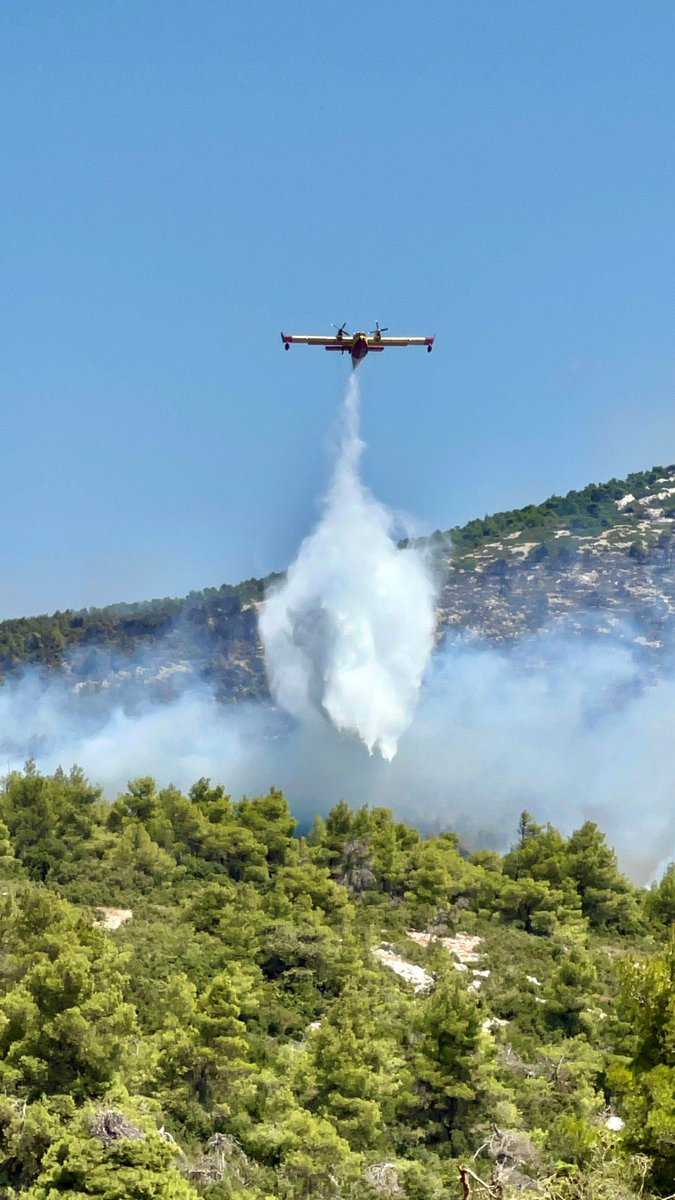 The biggest #rescEU aerial firefighting operation to date is happening right now in Greece, thanks to 🇨🇾🇸🇪🇩🇪🇨🇿🇭🇷🇫🇷🇪🇸.

In unity, our response against wildfires is stronger.

#EUSolidarity #EUCivilProtection