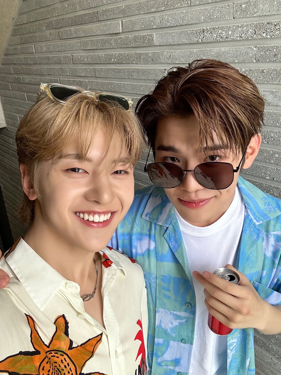 _💌

제러즈~~~ 
많이 보고싶다
오늘은 제러즈 요새 어뜬지 굼굼 해서 땍을 남겨줘라 나 다 읽은니까
많이 사랑한다

From: 튜 ❤️

#SEOKMATTHEW #석매튜
#ZEROBASEONE #ZB1 #제로베이스원