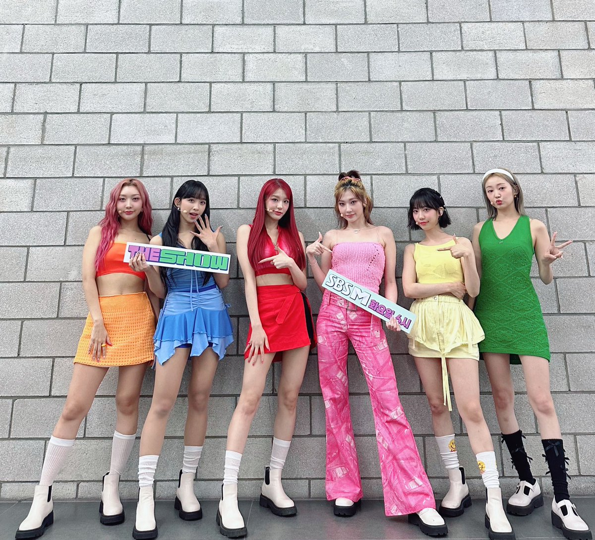 LiaLiav's tweet photo. Wow outfit nya warna pelangi ✨
#STRALIGHT @5ecretNumber https://t.co/C9JGwUqNTL