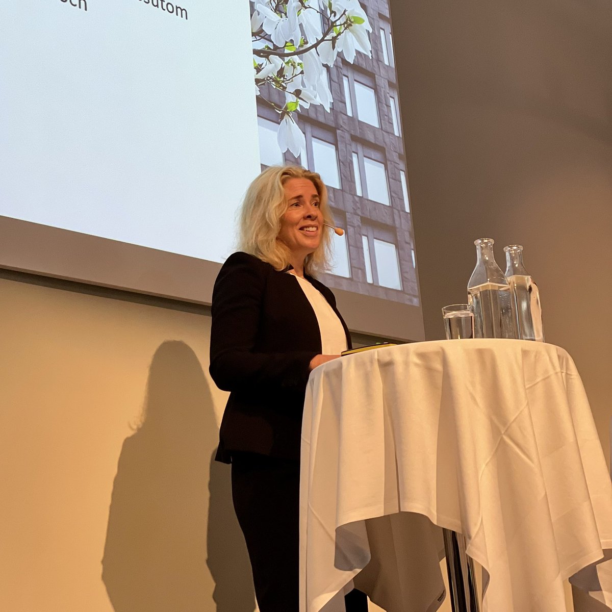 ”Nu testas de svenska ramverken under väldigt hög inflation - men det finns goda förutsättningar.
 
Inflationen ligger långt över målet, men i augusti 2024 ska inflationen vara nere på målet,” sa #Makro23 första talare vice riksbankschef, Aino Bunge.