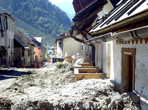 ARPAFVG's tweet photo. 🌧️Il 29 agosto 2003 la tragica #alluvione in #Valcanale. In occasione della 20^ricorrenza #ArpaFVG pubblica un approfondimento sull'evento e una riflessione su come si sia evoluta la capacità tecnica e istituzionale di prevedere e fronteggiare simili ➡️https://t.co/WrDOSUdxc1 https://t.co/PtWLYRwFlW