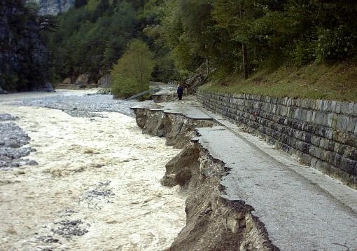 ARPAFVG's tweet photo. 🌧️Il 29 agosto 2003 la tragica #alluvione in #Valcanale. In occasione della 20^ricorrenza #ArpaFVG pubblica un approfondimento sull'evento e una riflessione su come si sia evoluta la capacità tecnica e istituzionale di prevedere e fronteggiare simili ➡️https://t.co/WrDOSUdxc1 https://t.co/PtWLYRwFlW