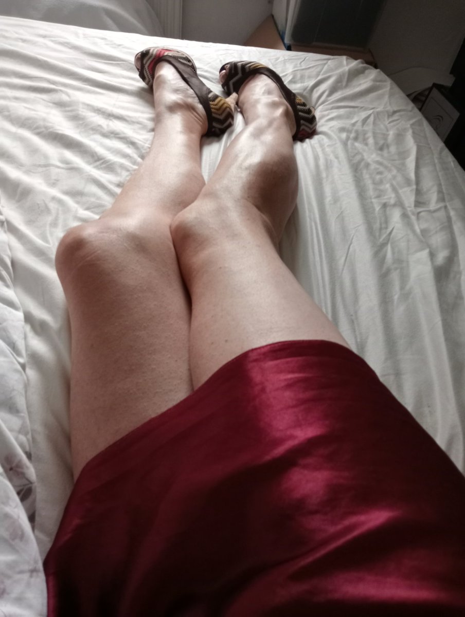 POV Satin, smooth legs & new heels (arriving just in time for me to go back into a very male environment for 4 weeks 🫣) Something to look forward to though. Enjoy all you get up to, make the best of life 😁😊