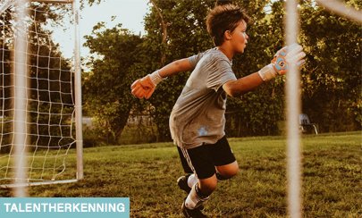 SportKnowhowXL's tweet photo. Jeugdprestaties zijn geen goede voorspellers voor seniorenprestaties. Toch gebruiken we prestaties vaak als de belangrijkste maatstaf in talentherkenning en -selectieprocessen. Waarom? Voor meer inzicht in deze materie stelt Aylin Post 3 cruciale vragen > https://t.co/an9PBgjbMa https://t.co/TVsQku3QWq