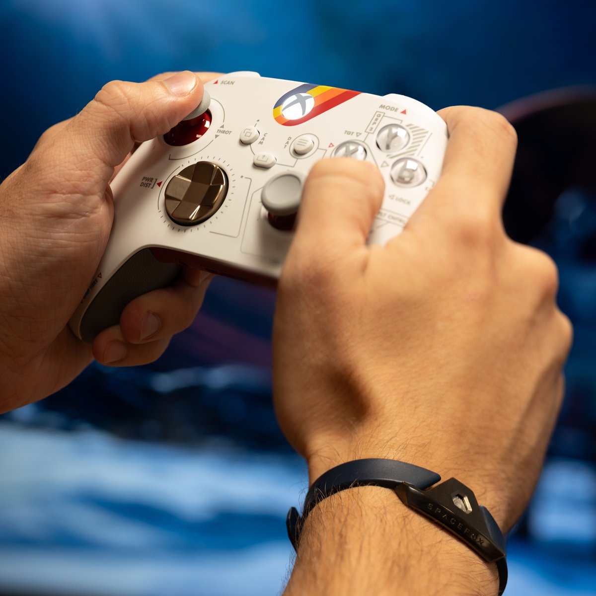 #CONCOURS 🎁
À l’occasion de la sortie imminente de #Starfield, tentez de gagner un bracelet IRON ainsi qu’une manette #Xbox édition limitée Starfield !
Pour participer : RT le post, abonne toi à @‌Spacefox_shop et tag une personne qui attend autant que toi la sortie du jeu !