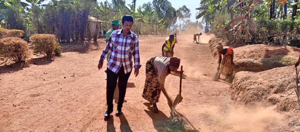 mushikirisector's tweet photo. Muri iki gitondo, abaturage bo mu Murenge wa Mushikiri, babyukiye mu #gitondo cy’isuku n’isukura, aho bibanze ku bikorwa by’isuku y’aho batuye, aho bagenda, ahabakijije n’udusanteri tw’ubucuruzi.
«Twimakaze umuco w’isuku n’isukura. Inkingi y’ubuzima buzira umuze», https://t.co/uUtE4CfXFJ