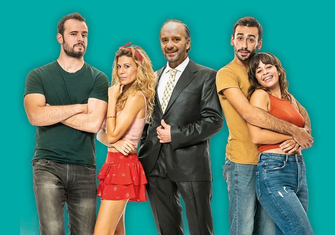 teatretalia's tweet photo. Desde este sábado 2 de septiembre vuelve #BURUNDANGA
Una comedia trepidante que ya ha hecho reír a más de 1 millón y medio de personas.
Con #DiegoBraguinsky @RebecaValls #GuillermoSanjuan #JorgeVidal y #PaulaBraguinsky
🥤 https://t.co/WbOX8jbifx https://t.co/vAVe4pJ5xs