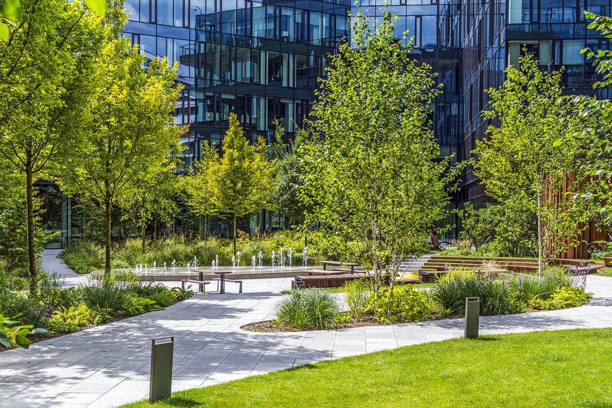 Kampus #Forest wśród najpiękniejszych ogrodów @Warszawa. Jury konkursu #Warszawawkwiatach @ZarzadZieleni nagrodziło nas w kategorii Aranżacja Zieleni. Bujna roślinność występuje tu na 2 poziomach: dziedzińcu w parterze i w ogrodzie na dachu #StolicaZieleni hbreavis.com/pl/blog-articl…