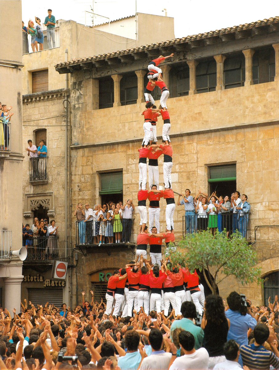 Demà farà 35 anys. Per Sant Fèlix de 1988, Vilafranca va veure per primera vegada al s.XX un castell de 9 descarregat. Va ser el 3d9f de la @jovesvalls. Va ser també el primer cop que una dona, l’Helena Llagostera, va pujar al tronc d’un castell de 9. 

#santfelix #castells